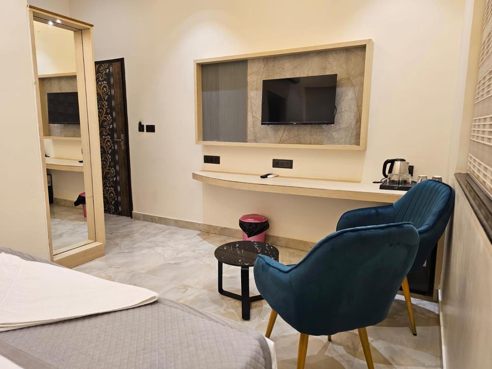 Hotel The Glass House Greater Noida Exterior photo