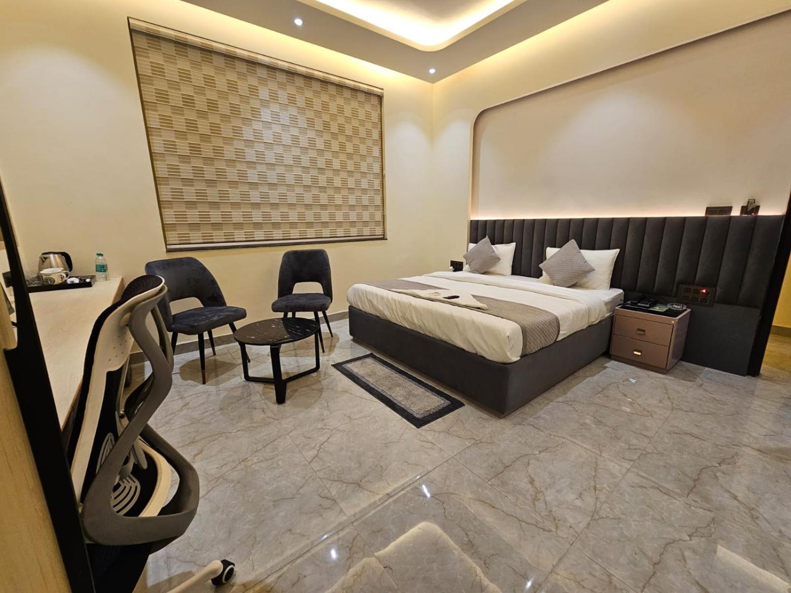 Hotel The Glass House Greater Noida Exterior photo