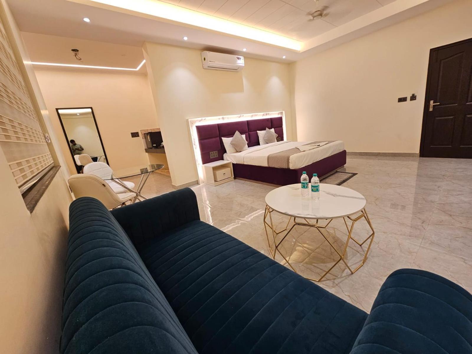 Hotel The Glass House Greater Noida Exterior photo