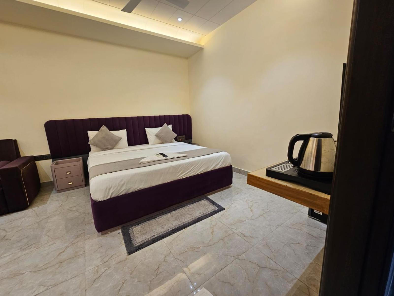 Hotel The Glass House Greater Noida Exterior photo
