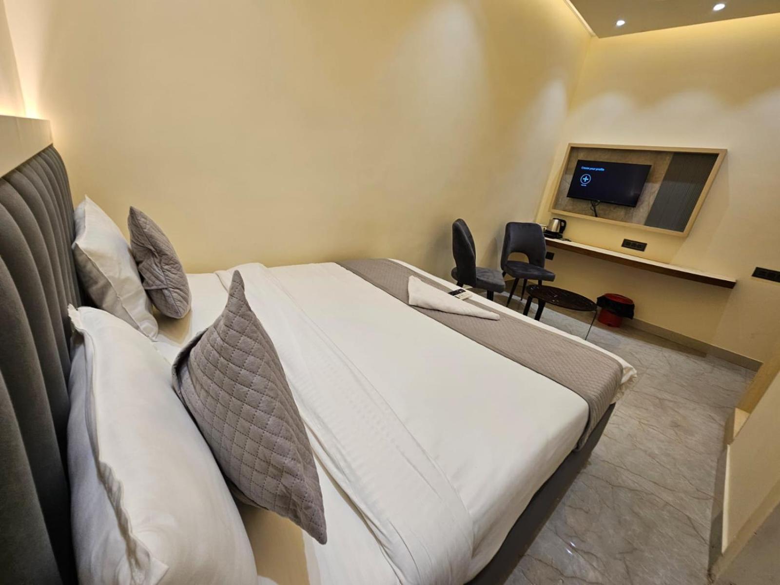 Hotel The Glass House Greater Noida Exterior photo
