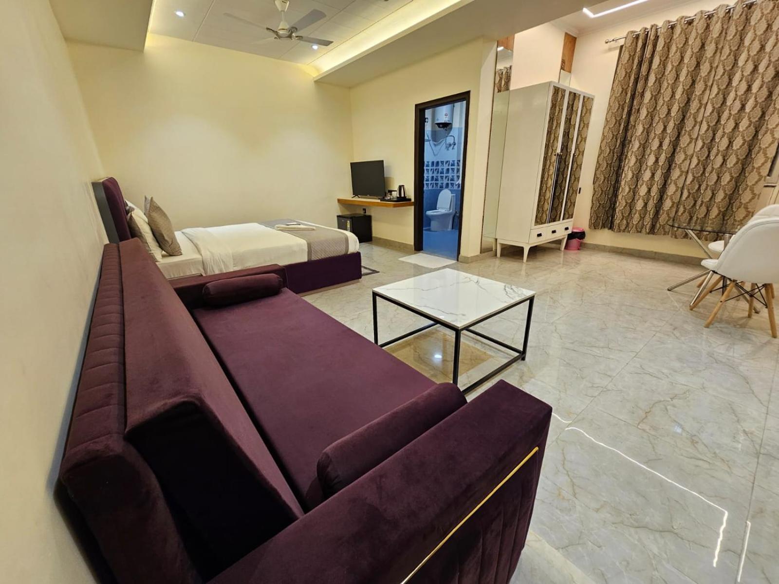 Hotel The Glass House Greater Noida Exterior photo